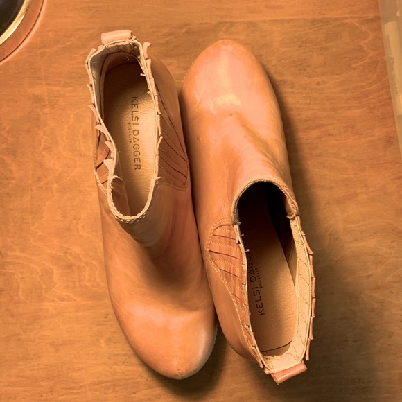 Kelsi Dagger clog heel 38.5 or size 8 comfortable w/great detail;easy on & off - Picture 2 of 10